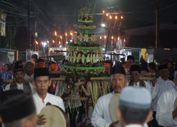 Kirab 5.000 porsi Bubur Suro di Kelurahan Krapyak Kota Pekalongan menjadi penutup rangkaian Syafaat Festival 2026. Foto : Dok.Pribadi HV/Lingkar