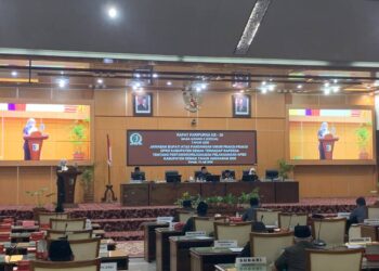 Pemkab Demak Komitmen Perhatian pada Infrastruktur dan Kesejahteraan Guru Keagamaan 25 Bupati Demak Eisti’anah saat memberikan jawaban atas pandangan umum fraksi DPRD dalam rapat paripurna. Foto : Burhan / Lingkar