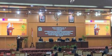 Bupati Demak Eisti’anah saat memberikan jawaban atas pandangan umum fraksi DPRD dalam rapat paripurna. Foto : Burhan / Lingkar