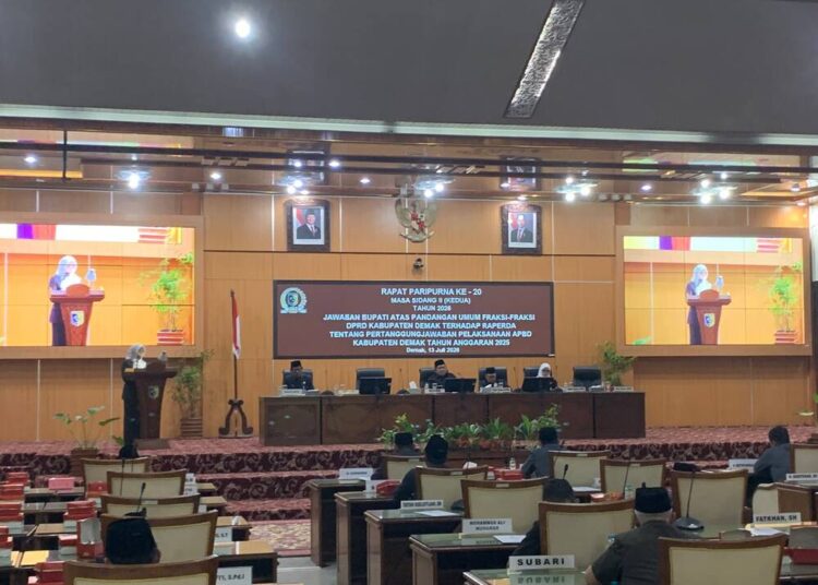 Bupati Demak Eisti’anah saat memberikan jawaban atas pandangan umum fraksi DPRD dalam rapat paripurna. Foto : Burhan / Lingkar