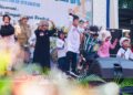 PENTAS SENI : Sejumlah anak pentas menari pada pembukaan festival seni dan bazar pendidikan di halaman Kantor Dinas Pendidikan Kota Salatiga, Selasa (14/7/2026). Foto : Dok.Prokompim Setda Salatiga/Lingkar