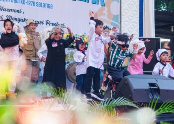 Festival Seni dan Bazar Pendidikan Meriahkan Hari Jadi Salatiga ke-1276 25 PENTAS SENI : Sejumlah anak pentas menari pada pembukaan festival seni dan bazar pendidikan di halaman Kantor Dinas Pendidikan Kota Salatiga, Selasa (14/7/2026). Foto : Dok.Prokompim Setda Salatiga/Lingkar