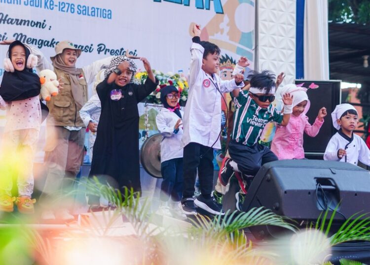 Festival Seni dan Bazar Pendidikan Meriahkan Hari Jadi Salatiga ke-1276 25 PENTAS SENI : Sejumlah anak pentas menari pada pembukaan festival seni dan bazar pendidikan di halaman Kantor Dinas Pendidikan Kota Salatiga, Selasa (14/7/2026). Foto : Dok.Prokompim Setda Salatiga/Lingkar