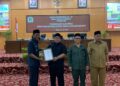 Wakil Bupati Demak Muhammad Badruddin mewakili Bupati Demak Eisti’anah menyerahkan Rancangan KUA dan PPAS APBD Kabupaten Demak Tahun 2027 kepada Ketua DPRD Demak, Zayinul Fata, dalam rapat paripurna, Jumat (17/7). Foto: Burhan/Lingkar