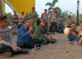 Plt. Bupati Pekalongan Sukirman menemui dan berdialog langsung dengan peserta aksi unjuk rasa Forlindo Jaya dan LSM Pejuang 24 di kompleks Alun-alun Kajen, Jumat (17/7/2026). Foto : Fahri Akbar/Lingkar