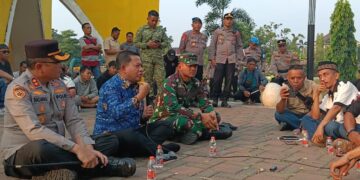 Plt. Bupati Pekalongan Sukirman menemui dan berdialog langsung dengan peserta aksi unjuk rasa Forlindo Jaya dan LSM Pejuang 24 di kompleks Alun-alun Kajen, Jumat (17/7/2026). Foto : Fahri Akbar/Lingkar