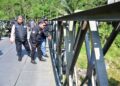 Tinjau Jembatan Bailey di Petungkriyono, Plt. Bupati Pekalongan Usulkan Perbaikan ke Pusat 33 Bupati Pekalongan Sukirman bersama Forkopimda meninjau jembatan bailey di Kecamatan Petungkriyono, Sabtu (18/7/2026). Foto : Fahri Akbar / Lingkar