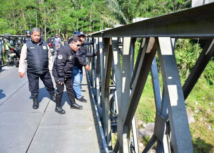 Tinjau Jembatan Bailey di Petungkriyono, Plt. Bupati Pekalongan Usulkan Perbaikan ke Pusat 25 Bupati Pekalongan Sukirman bersama Forkopimda meninjau jembatan bailey di Kecamatan Petungkriyono, Sabtu (18/7/2026). Foto : Fahri Akbar / Lingkar