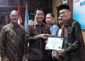 Peringati Hari Koperasi ke-79, Wabup Suyono Ajak Koperasi Batang Lebih Berintegritas 25 Wabup Batang Suyono (tengah) menyerahkan piagam penghargaan ke salah satu pengurus koperasi dalam peringatan Hari Koperasi ke-79 di Aula Kantor Bupati Batang, Jumat (24/7/2026). Foto : Diskominfo Batang/Lingkar