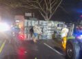 Petugas mengevakuasi truk yang terguling di jalan lingkar selatan (JLS) Salatiga, Senin, 27 Juli 2026 malam. Foto: Dok.Humas Polres Salatiga/Lingkar
