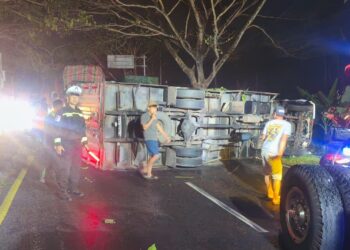 Petugas mengevakuasi truk yang terguling di jalan lingkar selatan (JLS) Salatiga, Senin, 27 Juli 2026 malam. Foto: Dok.Humas Polres Salatiga/Lingkar
