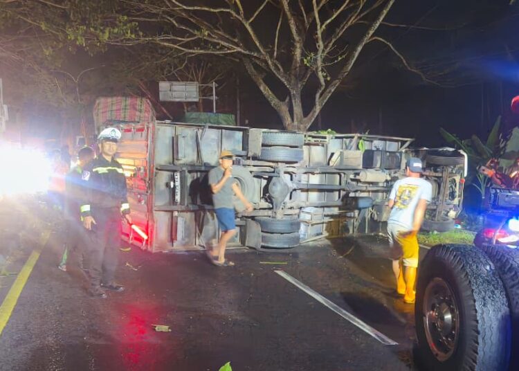 Petugas mengevakuasi truk yang terguling di jalan lingkar selatan (JLS) Salatiga, Senin, 27 Juli 2026 malam. Foto: Dok.Humas Polres Salatiga/Lingkar