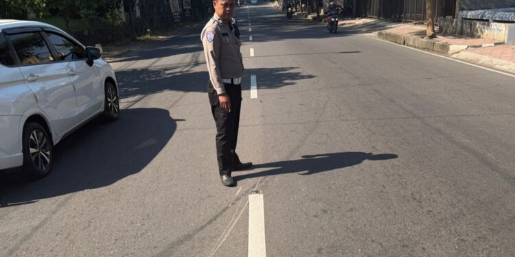 Petugas Satlantas Polres Salatiga memeriksa lokasi kejadian kecelakaan di simpang tiga Roncali, Jalan Diponegoro, Kelurahan Sidorejo Lor, Kecamatan Sidorejo, Salatiga, Rabu, 1 Juli 2026. Foto: Humas Satlantas Polres Salatiga/Lingkar
