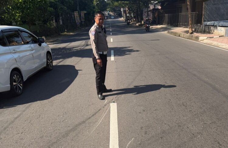 Tronton Tabrak Motor di Simpang Tiga Roncali Salatiga, 2 Mahasiswi Terluka 25 Petugas Satlantas Polres Salatiga memeriksa lokasi kejadian kecelakaan di simpang tiga Roncali, Jalan Diponegoro, Kelurahan Sidorejo Lor, Kecamatan Sidorejo, Salatiga, Rabu, 1 Juli 2026. Foto: Humas Satlantas Polres Salatiga/Lingkar