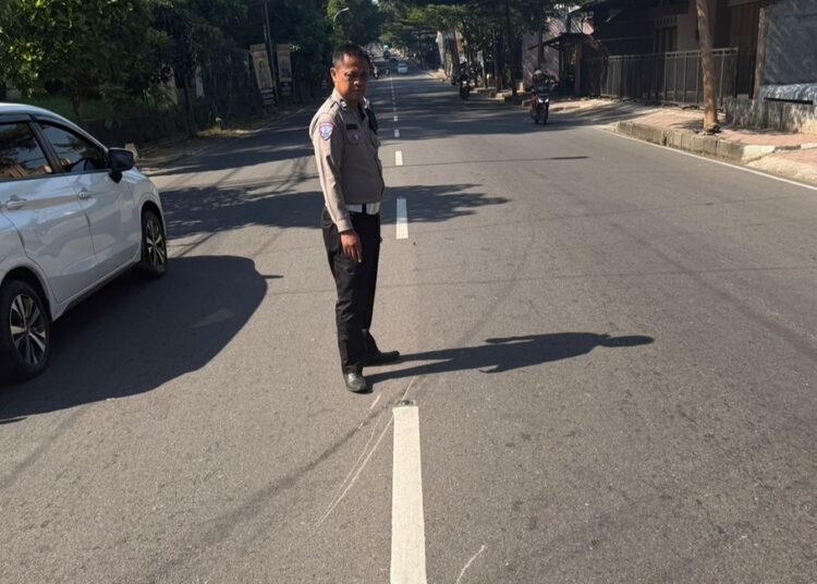 Tronton Tabrak Motor di Simpang Tiga Roncali Salatiga, 2 Mahasiswi Terluka 25 Petugas Satlantas Polres Salatiga memeriksa lokasi kejadian kecelakaan di simpang tiga Roncali, Jalan Diponegoro, Kelurahan Sidorejo Lor, Kecamatan Sidorejo, Salatiga, Rabu, 1 Juli 2026. Foto: Humas Satlantas Polres Salatiga/Lingkar