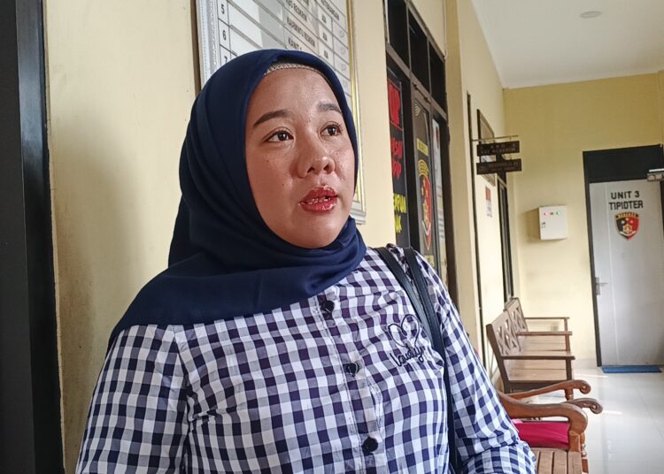 Diduga Lakukan KDRT hingga Order Prostitusi, ASN di Blora Dipolisikan 25 Rosalia Vivi Ekatriani : kuasa hukum korban dari perempuan berinisial ZV. Foto : Eko Wicaksono/lingkar