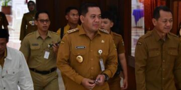 Ikut Pembinaan Gubernur Jateng, Pemkab Pekalongan Siap Selaraskan Program Daerah 10 Plt Bupati Pekalongan Sukirman (tengah) mneghadiri pembinaan kepala daerah se-Jawa Tengah yang dipimpin Gubernur Jawa Tengah di Gedung Gradhika Bhakti Praja, Semarang, Senin, 13 Juli 2026. (dok Prokompim Pemkab Pekalongan)
