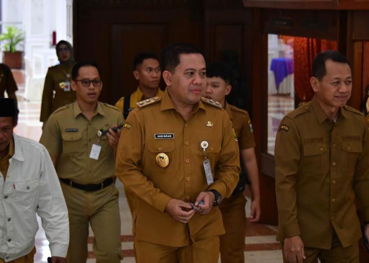 Plt Bupati Pekalongan Sukirman (tengah) mneghadiri pembinaan kepala daerah se-Jawa Tengah yang dipimpin Gubernur Jawa Tengah di Gedung Gradhika Bhakti Praja, Semarang, Senin, 13 Juli 2026. (dok Prokompim Pemkab Pekalongan)