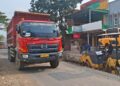 Diduga Picu Kerusakan Jalan Kalipancur, DPRD Semarang Minta Pengusaha Tambang Dipanggil 26 Truk dump milik salah satu perusahaan tambang melewati Jalan Kalipancur, Kota Semarang, beberapa waktu lalu. (Syahril Muadz/Lingkarjateng.id)
