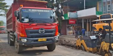 Diduga Picu Kerusakan Jalan Kalipancur, DPRD Semarang Minta Pengusaha Tambang Dipanggil 10 Truk dump milik salah satu perusahaan tambang melewati Jalan Kalipancur, Kota Semarang, beberapa waktu lalu. (Syahril Muadz/Lingkarjateng.id)