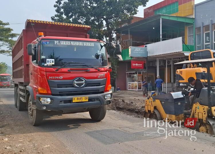 Truk dump milik salah satu perusahaan tambang melewati Jalan Kalipancur, Kota Semarang, beberapa waktu lalu. (Syahril Muadz/Lingkarjateng.id)