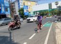 Jalur sepeda di kawasan Alun-alun Simpang 7 Kabupaten Kudus. (Nisa Hafizhotus S./Lingkarjateng.id)