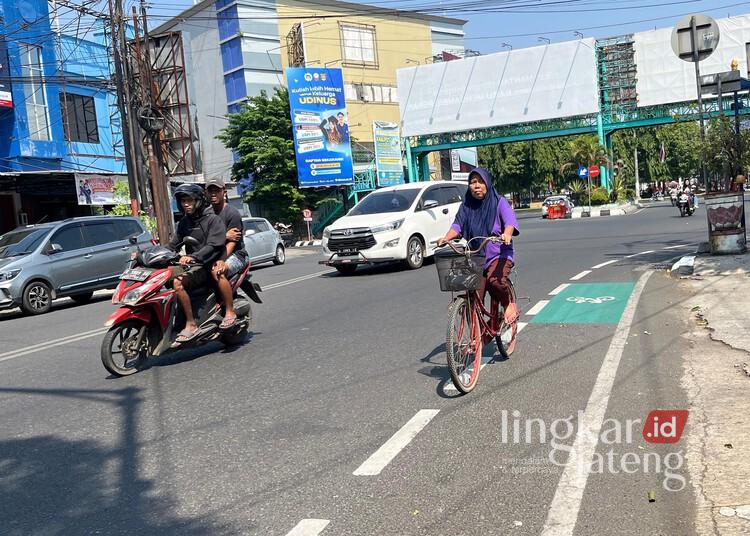 Buat Jalur Sepeda, Kudus Gelontorkan Anggaran Rp900 Juta 25 Jalur sepeda di kawasan Alun-alun Simpang 7 Kabupaten Kudus. (Nisa Hafizhotus S./Lingkarjateng.id)