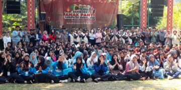 Bupati Kendal, Dyah Kartika Permanasari, berfoto berama panitia dan peserta Jambore Anak Panti Kabupaten Kendal 2026 di Promas Greenland, Desa Gonoharjo, Kecamatan Limbangan, Minggu, 12 Juli 2026. (Anik Kustiani/Kabarhariini.id)