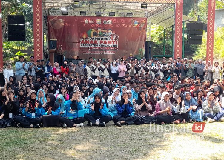 Bupati Kendal, Dyah Kartika Permanasari, berfoto berama panitia dan peserta Jambore Anak Panti Kabupaten Kendal 2026 di Promas Greenland, Desa Gonoharjo, Kecamatan Limbangan, Minggu, 12 Juli 2026. (Anik Kustiani/Kabarhariini.id)