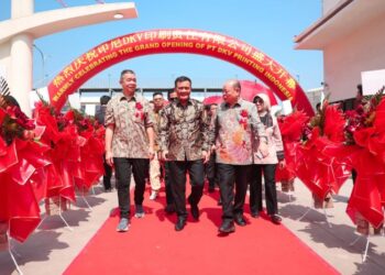 Gubernur Jawa Tengah Ahmad Luthfi (tengah) meresmikan PT DKV Printing Indonesia di Kawasan Ekonomi Kendal pada Selasa, 21 Juli 2026.