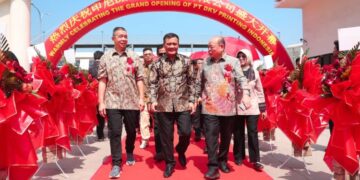 Jateng Dapat Investasi Rp480 M dari Perusahaan Tiongkok, Gubernur Tekankan Hal Ini 16 Gubernur Jawa Tengah Ahmad Luthfi (tengah) meresmikan PT DKV Printing Indonesia di Kawasan Ekonomi Kendal pada Selasa, 21 Juli 2026.