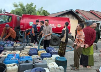 Jateng Salurkan 6,8 Juta Liter Air Bersih ke 25 Daerah Terdampak Kekeringan 2026 30 Tim BPBD Kabupaten Purbalingga menyalurkan bantuan air bersih di wilayah terdampak kekeringan. (dok for Lingkarjateng.id