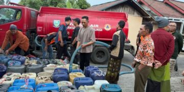 Tim BPBD Kabupaten Purbalingga menyalurkan bantuan air bersih di wilayah terdampak kekeringan. (dok for Lingkarjateng.id