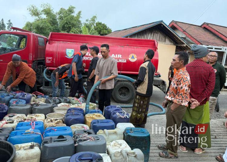 Tim BPBD Kabupaten Purbalingga menyalurkan bantuan air bersih di wilayah terdampak kekeringan. (dok for Lingkarjateng.id