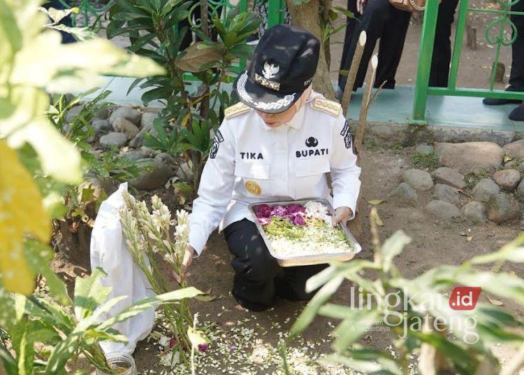 Jelang Hari Jadi ke-421 Kendal, Bupati Tika Pimpin Ziarah ke Makam Tumenggung Bahurekso 25 Bupati Kendal Dyah Kartika Permanasari bersama rombongan ziarah ke makam Tumenggung Bahurekso di Lebaksiu, Kabupaten Tegal, Rabu 15 Juli 2026. (dok for Lingkarjateng.id)