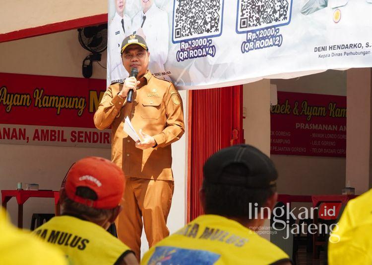 Bupati Jepara, Witiarso Utomo (Mad Wiwit) didampingi Wakil Bupati M. Ibnu Hajar (Gus Hajar) saat meluncurkan sistem E-Parkir di Jalan Diponegoro Pusat Perdagangan Pecinan Jepara, pada Senin, 27 Juli 2026. (Tomi Budianto/Lingkarjateng.id)