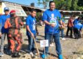 Ketua Komisi C DPRD Pati yang juga Ketua DPC Partai Demokrat, Joni Kurnianto, ikut bersih-bersih di kawasan Alun-Alun Kembangjoyo, Kabupaten Pati pada Jumat, 24 Juli 2026. (dok for Lingkarjateng.id)