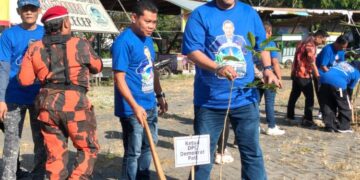 Ketua Komisi C DPRD Pati yang juga Ketua DPC Partai Demokrat, Joni Kurnianto, ikut bersih-bersih di kawasan Alun-Alun Kembangjoyo, Kabupaten Pati pada Jumat, 24 Juli 2026. (dok for Lingkarjateng.id)
