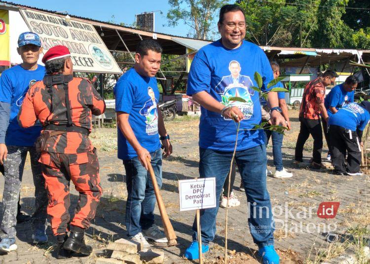Ketua Komisi C DPRD Pati yang juga Ketua DPC Partai Demokrat, Joni Kurnianto, ikut bersih-bersih di kawasan Alun-Alun Kembangjoyo, Kabupaten Pati pada Jumat, 24 Juli 2026. (dok for Lingkarjateng.id)