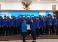 Pengurus KNPI Kendal Dilantik, Bupati Tika Ajak Pemuda Bersinergi Bangun Daerah 33 Ketua KNPI Jawa Tengah, Casutha Arriwi Kathmandu, menyerahkan surat pelantikan kepada Ketua DPD KNPI Kendal, Nattaya Kenenza, di Pendopo Tumenggung Bahurekso Kendal, Jumat, 17 Juli 2026. (Anik Kustiani/Lingkarjateng.id)
