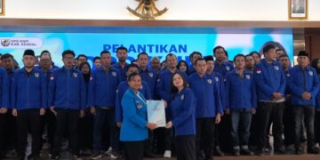 Pengurus KNPI Kendal Dilantik, Bupati Tika Ajak Pemuda Bersinergi Bangun Daerah 10 Ketua KNPI Jawa Tengah, Casutha Arriwi Kathmandu, menyerahkan surat pelantikan kepada Ketua DPD KNPI Kendal, Nattaya Kenenza, di Pendopo Tumenggung Bahurekso Kendal, Jumat, 17 Juli 2026. (Anik Kustiani/Lingkarjateng.id)