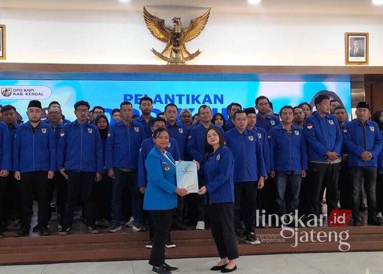Pengurus KNPI Kendal Dilantik, Bupati Tika Ajak Pemuda Bersinergi Bangun Daerah 25 Ketua KNPI Jawa Tengah, Casutha Arriwi Kathmandu, menyerahkan surat pelantikan kepada Ketua DPD KNPI Kendal, Nattaya Kenenza, di Pendopo Tumenggung Bahurekso Kendal, Jumat, 17 Juli 2026. (Anik Kustiani/Lingkarjateng.id)