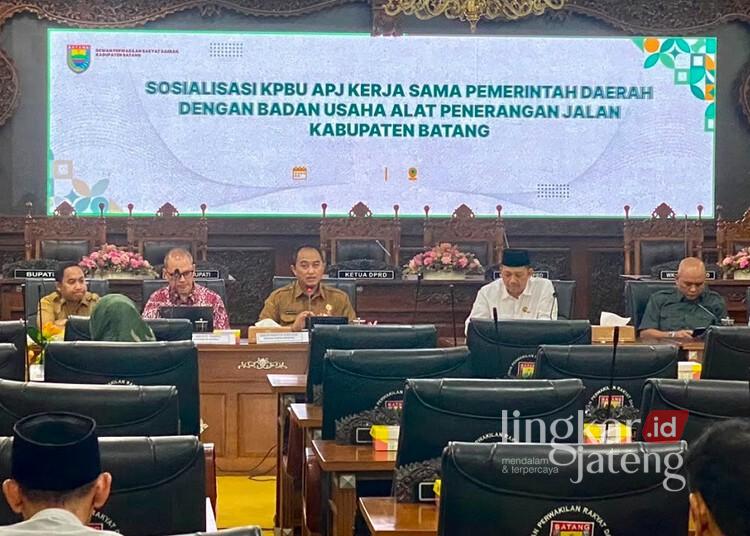 Kemendagri RI bersama Pemkab Batang menggelar sosialisasi Kerja Sama Pemerintah dengan Badan Usaha (KPBU) untuk proyek Alat Penerangan Jalan (APJ) di Ruang Rapat Paripurna DPRD Batang, Kabupaten Batang, Senin, 27 Juli 2026. (Diskominfo Batang/Lingkarjateng.id)
