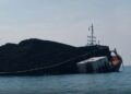 Kapal Tongkang BG Santoso 6 yang miring sebelum tenggelam di Perairan Mororejo, Kabupaten Jepara, pada Kamis, 2 Juli 2026. (Lingkarjateng.id)