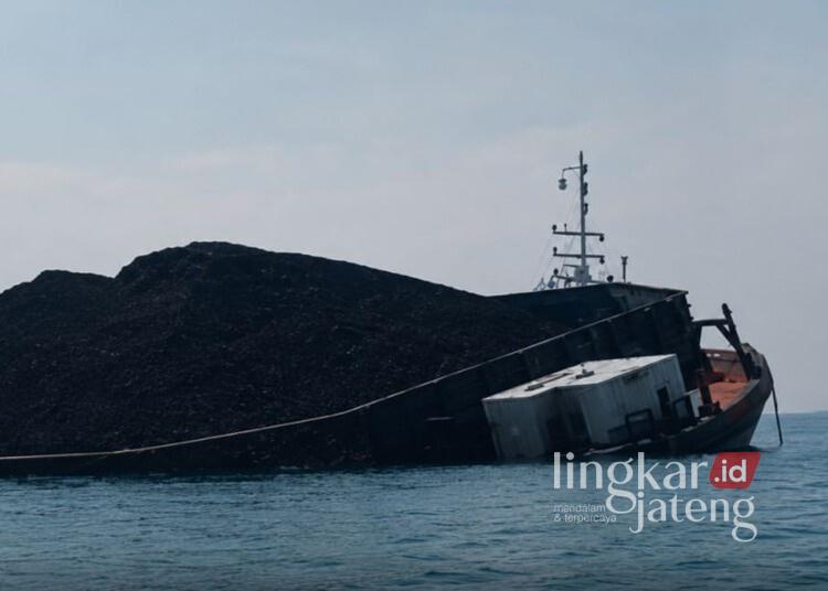 Pemkab Jepara Kawal Penanganan Tumpahan Batu Bara di Perairan Mororejo 25 Kapal Tongkang BG Santoso 6 yang miring sebelum tenggelam di Perairan Mororejo, Kabupaten Jepara, pada Kamis, 2 Juli 2026. (Lingkarjateng.id)