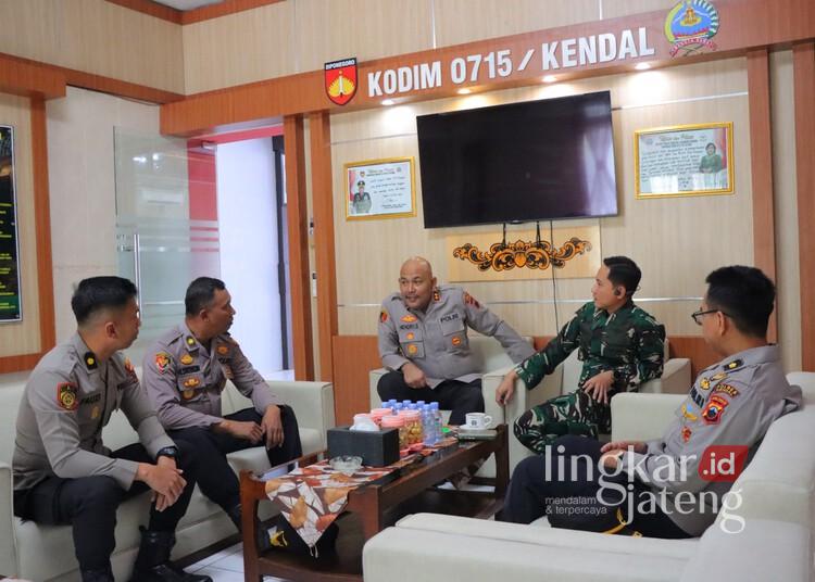 Kapolres Kendal AKBP Hendry Susanto Sianipar saat silaturahmi ke Makodim 0715/Kendal, Rabu, 15 Juli 2026. (Humas Polres Kendal/Lingkarjateng.id)