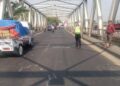 TKP: Polisi menunjukkan lokasi kecelakaan lalu lintas di Jalan Raya Kudus–Demak atau di kawasan Jembatan Tanggulangin pada Selasa, 28 Juli 2026 sekitar sekitar pukul 06.15 WIB. (Burhanuddin Aslam/Lingkarjateng.id)
