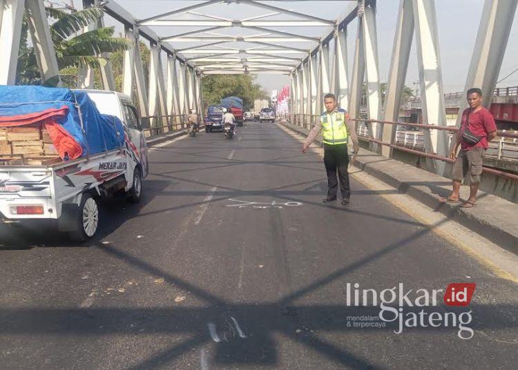TKP: Polisi menunjukkan lokasi kecelakaan lalu lintas di Jalan Raya Kudus–Demak atau di kawasan Jembatan Tanggulangin pada Selasa, 28 Juli 2026 sekitar sekitar pukul 06.15 WIB. (Burhanuddin Aslam/Lingkarjateng.id)