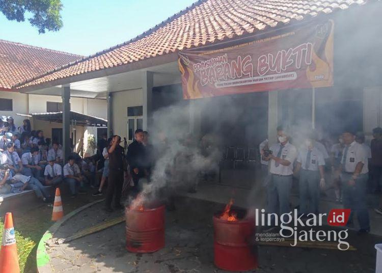 Kejari Salatiga Edukasi Pelajar Dampak Hukum Penyalahgunaan Narkotika 25 Sejumlah siswa SMA Kristen Satya Wacana menyaksikan pemusnahan barang bukti perkara pidana dengan cara Dibakar pada Senin, 20 Juli 2026. (Angga Rosa/Lingkarjateng.id)