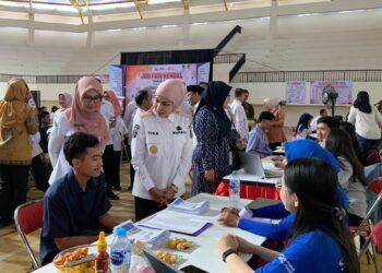 Bupati Kendal, Dyah Kartika Permanasari, meninjau Kendal Job Fair 2026 di Kendal Sport Center, Rabu, 22 Juli 2026. (Elza Nur Fauziah/Lingkarjateng.id)